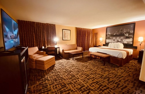 Hillcrest Hotel | Super 8 by Wyndham Lawrence KU