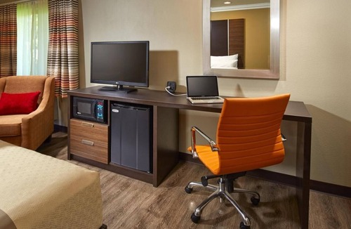 Anaheim Resort Hotel | Two Chic King Rooms: Pool Access | Close to Convention & Theme Parks!