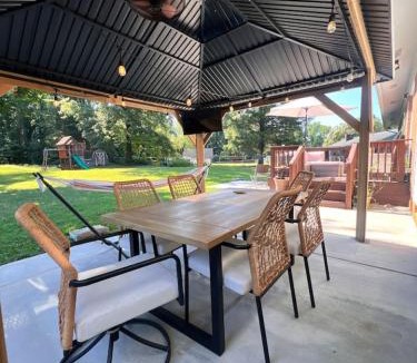 Sunset Road House | Uptown in 6 Mins - Game Deck - Private Acre - Sleeps 10