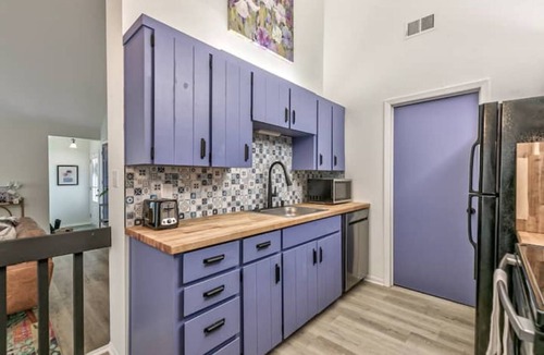 Lenexa House | Vibrant remodeled 3 bedroom townhome