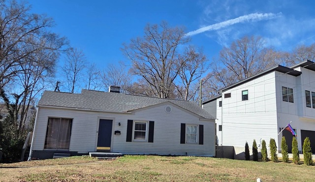 2-bedroom cottage in perfect Charlotte with high speed wifi!