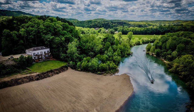 Brookstone on Current River w/Private Gravel Bar No Cleaning Fee
