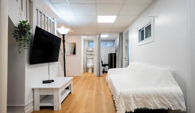 Budget Comfort Home on Main St with Free Parkings