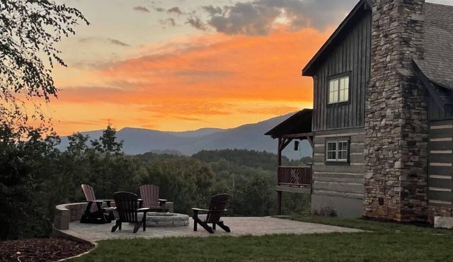 Cabin Dream is 20 minutes from TIEC. 1 hr. from Biltmore Estate. WC accessible