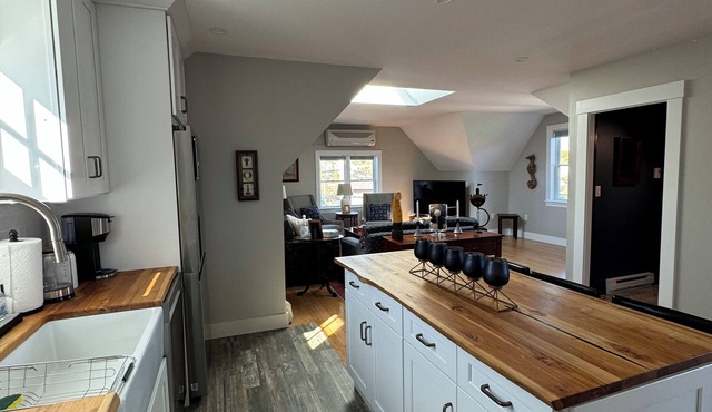 Charming 2-bed apartment with AC, WiFi in tranquil Cohasset, close to beaches