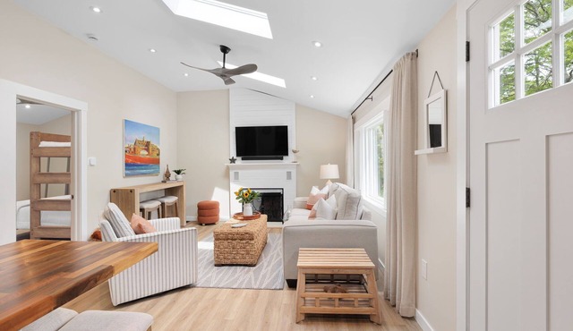 Charming 2-bedroom house in South Kingstown with pass to beach