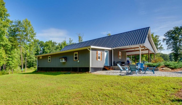 Cozy Clarkesville Getaway w/Fire Pit!