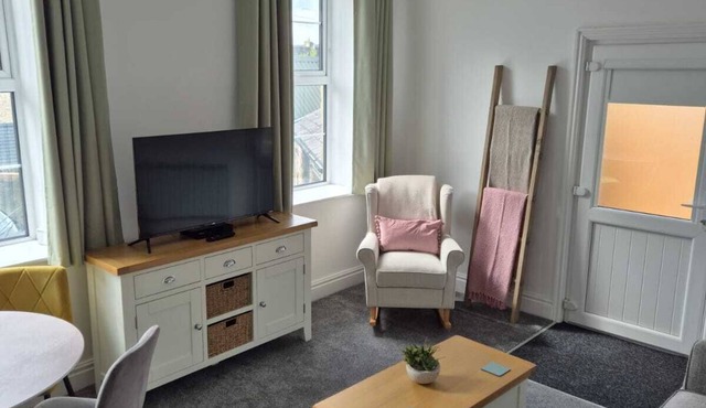 Dots Place - Cosy Comfortable Apartment with Parking Space