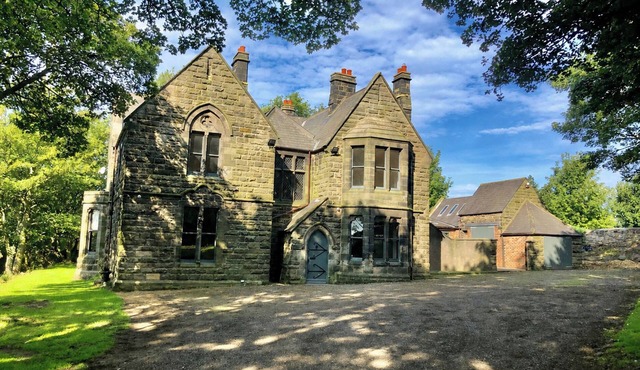 FLAXSTEAD GRANGE, pet friendly, luxury holiday cottage in Newbottle
