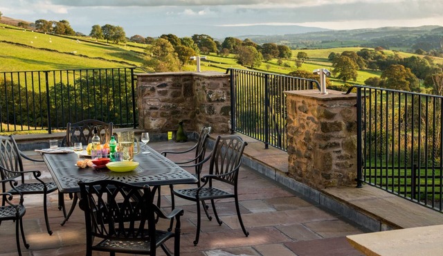 HIGH FELLSIDE HALL, family friendly, with pool in Sedbergh