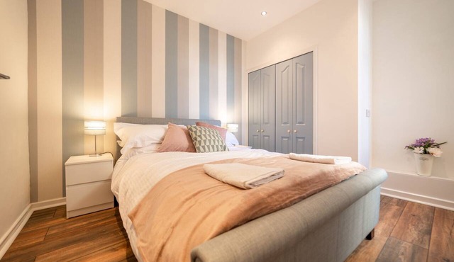 HIGHCLIFFE EMERALD SUITE - BEACHFRONT - SLEEPS 6