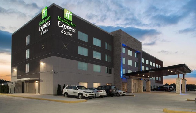 Holiday Inn Express & Suites Kingdom City by IHG