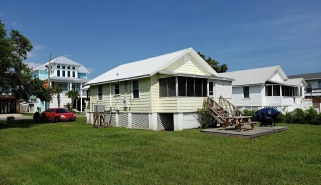 Lake Waterfront Cottage, a short walk to the Beach, Boardwalk