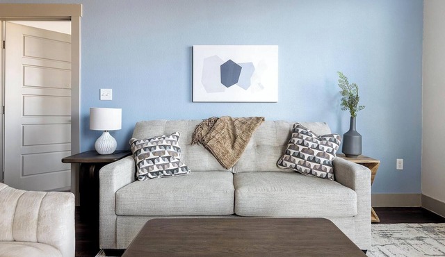 Landing | Chic 2BD, Gym