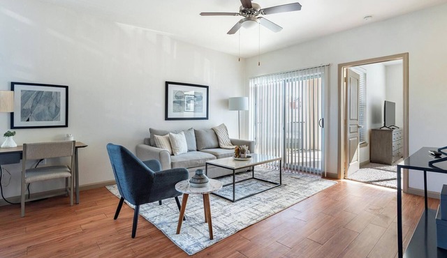 Landing | Modern 1BD, Gym, Rooftop Lounge