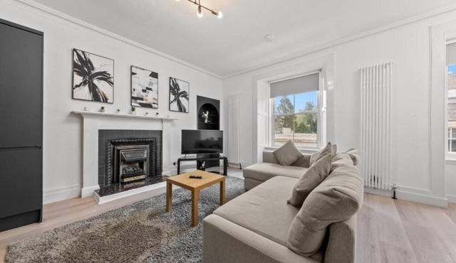 Luxe & Spacious Apt in Hawick -Fast WiFi -Sleeps13 | Walk to Everything