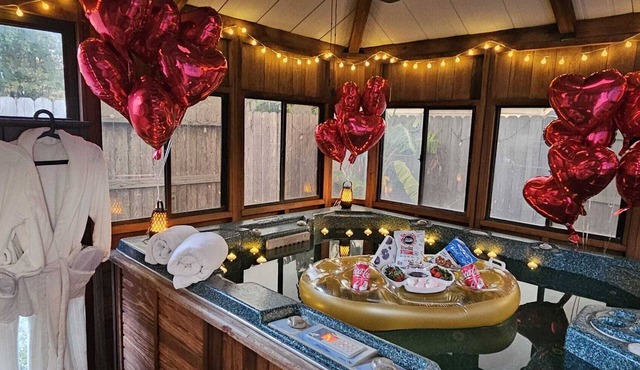 Maple House Summer Backyard retreat W/Hot Tub, Near IAH