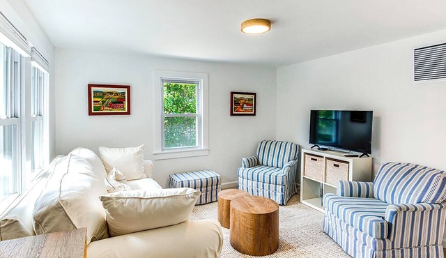Newly renovated- 2-bedroom cottage 1 block from downtown Bridgehampton