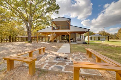 On-Site Dock & Ramp: 3-Unit Escape on Lake Fork!