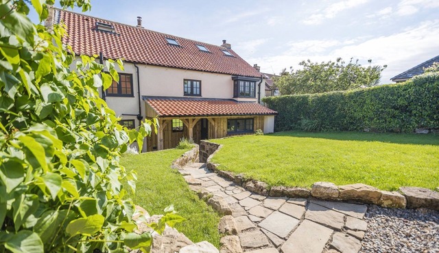 Paddock View - a cottage that sleeps 8 guests in 4 bedrooms