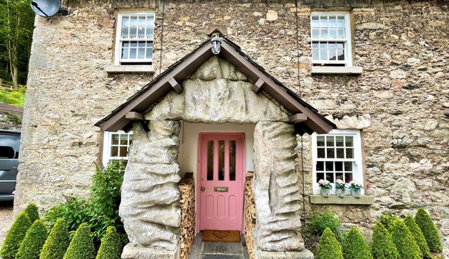 PEAR TREE COTTAGE, pet friendly, with open fire in Grange-Over-Sands