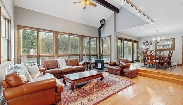 Private spacious retreat w/large yard: near town, skiing, hiking & attractions