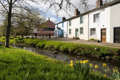 Riverside - Quaint County Cottage overlooking the Beck