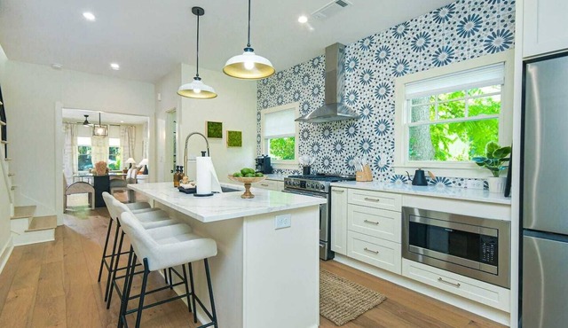 Spacious and stylish 2BR 2.5Bath nestled in the vibrant Grant Park neighborhood
