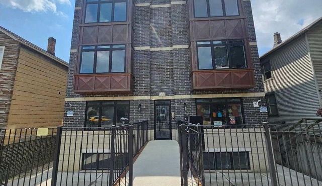 Spacious Modern Pilsen Retreat Sleeps 8 Near Downtown Chicago