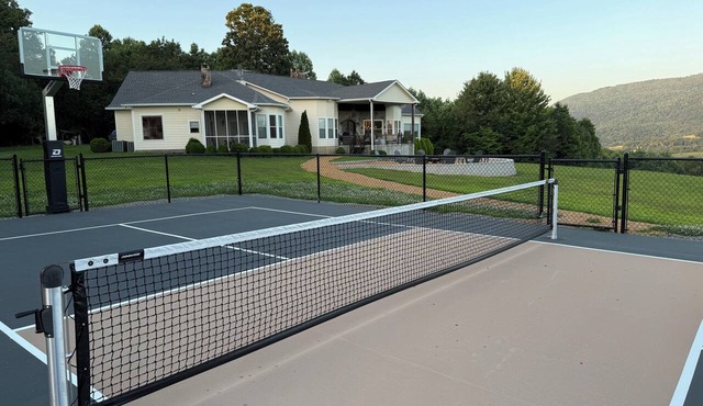 Spacious Mountain Home: Pickleball, King Beds, Lg Kitchen, Arcade,Hiking, Remote