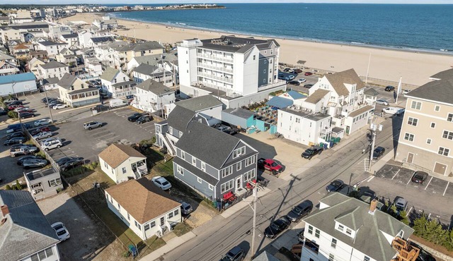 Steps from Hampton Beach and all entertainment! 2 bedrooms, pet friendly!