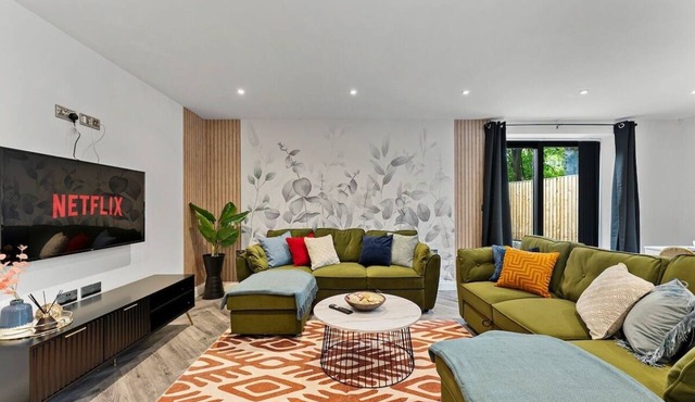 Stunning Abode in Leeds - Games Room - Parking