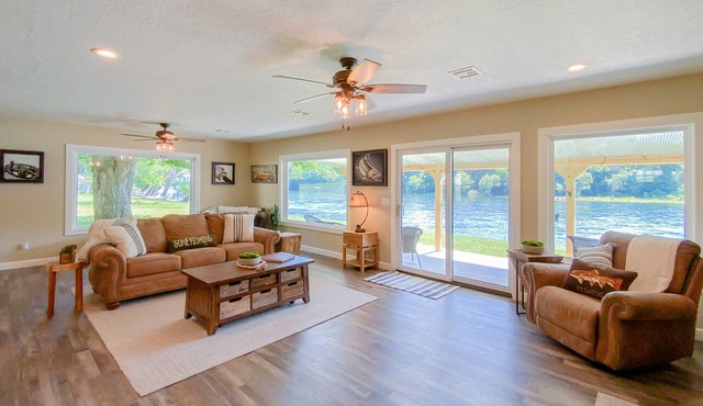 Ultimate Riverfront Stay Huge Dock + Prime Fishing Access