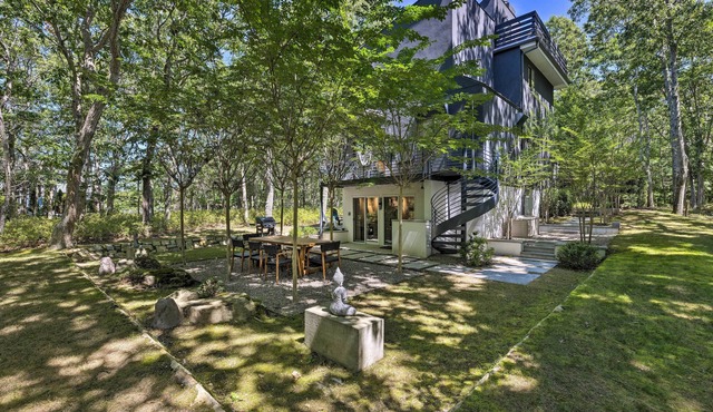 Unique Southampton Getaway w/Rooftop Deck!